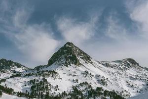 montaña en invierno en los pirineos de andorra foto