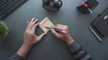 escrevendo a senha em um post-it video