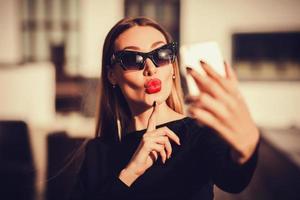 vestido negro de mujer bonita tomando selfie foto