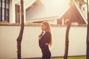 joven mujer de negocios al aire libre foto