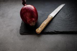 cebolla roja con cuchillo viejo