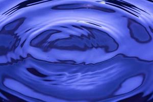 fondo azul líquido con brillo. pequeñas olas foto