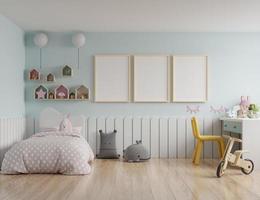 dormitorio infantil con una casa en el techo y paredes azules, marco de póster de maqueta en la habitación infantil. foto