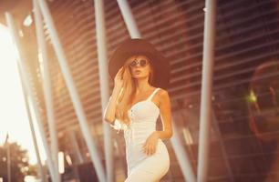 mujer hermosa en sombrero elegante foto