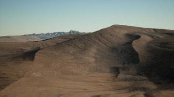 vista aérea de grandes dunas de arena en el desierto del sahara al amanecer foto