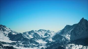 vista aérea de las montañas de los alpes en la nieve foto