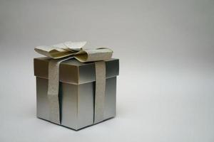 caja de regalo de plata sobre fondo claro foto