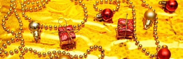decoración navideña sobre un fondo dorado foto