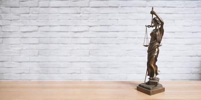 estatua de la señora justicia o justitia en el escritorio - jurisdicción de la ley legal foto