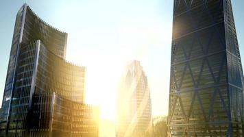 rascacielos de la ciudad con toques de lentes al atardecer foto