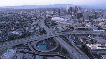 4K-Luftsequenz von Los Angeles, USA - Innenstadt von Los Angeles, wie von einem Hubschrauber in der Abenddämmerung aus gesehen video