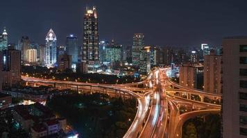 4k-Zeitraffer-Sequenz von Shanghai, China - neun Drachensäulen bei Nacht