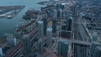 séquence timelapse 4k de toronto, canada - cityplace du jour au soir vu du haut de la tour cn video