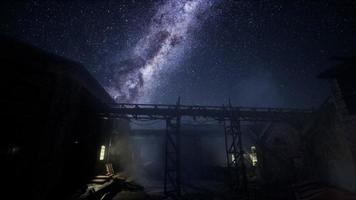 estrellas de la vía láctea sobre la antigua fábrica abandonada foto