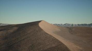 vista aérea de grandes dunas de arena en el desierto del sahara al amanecer foto