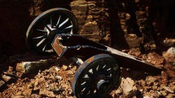 pistola histórica antigua en el cañón de piedra foto