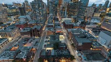4k-Zeitraffersequenz von Toronto, Kanada - Bewegungszeitraffer zur blauen Stunde