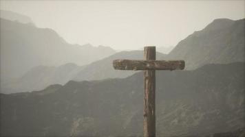 cruz crucifijo de madera en la montaña foto
