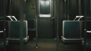 Dentro del viejo vagón de metro no modernizado en EE.UU. foto