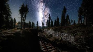 la vía láctea sobre el ferrocarril y el bosque foto