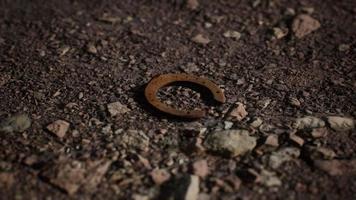 una vieja herradura de metal oxidado foto