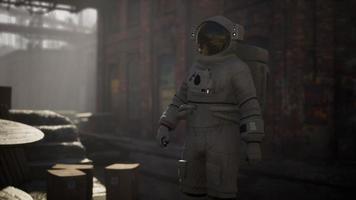 astronauta perdido cerca de edificios industriales abandonados de la antigua fábrica foto