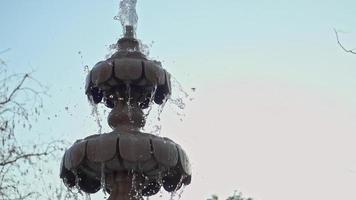 gocce d'acqua della fontana di marmo video