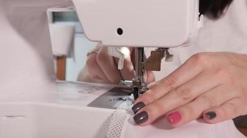 femme tailleur travaillant avec une machine à coudre à la maison video
