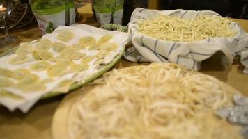 pasta e ravioli italiani sono pronti per la cottura in un ristorante video