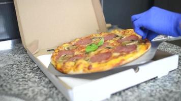 heiße Pizza mit Salami, Tomate, Mozzarella und Basilikum video