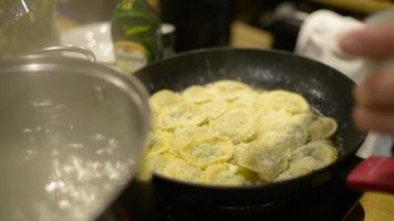 um cozinheiro prepara um ravioli italiano com parmesão em uma cozinha de restaurante video