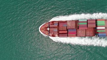 Luftdraufsicht auf Frachtschiff mit Kondensstreifen im Ozean Schiff mit Container und Laufen für Exportkonzept Technologie Frachtschifffahrt per Schiff Smart Service video