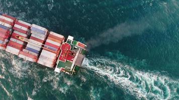 bovenaanzicht vanuit de lucht achtersteven van slim vrachtschip met container en zeer snel rennend voor exportlading van containerwerfhaven naar aangepast, contralijn in de oceaan door groot schip zeer snel. video