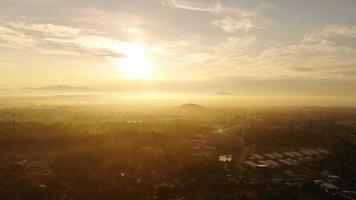 vue aérienne des arbres couverts de brouillard dans la vallée beau concept de voyage d'automne. video