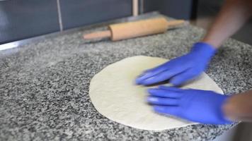 un cocinero trabaja con masa para una buena pizza italiana video