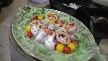 garçom coloca pedaços de arenque de peixe em um prato - jantar de degustação video