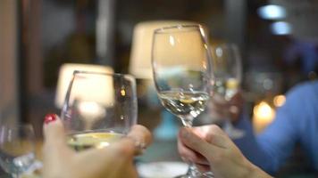 close-up van drie wijnglazen die worden geroosterd tijdens het diner in het restaurant video
