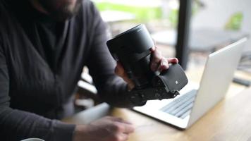 un hombre tratando de usar una cámara de fotos sony - primer plano video
