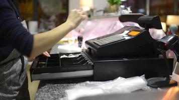 o vendedor emite um cheque em papel para o cliente e fecha a caixa registradora video