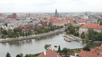 vue aérienne de la ville de wroclaw - panorama des rues et de la rive du fleuve video