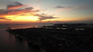 barco de contenedores de carga inteligente al atardecer concepto de contenedor de importación y exportación puerto marítimo de envío de carga. video