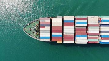 vista aerea dall'alto della nave marittima da carico con scia di scia nell'oceano nave che trasporta container e funziona per il concetto di esportazione tecnologia spedizione merci tramite nave servizio intelligente video