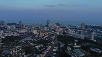 stadsgezicht 's nachts door lange sluitertijd in de stad Pattaya video