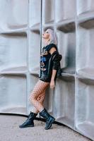 retrato de mujer rubia con estilo grunge rubia en el fondo futurista foto