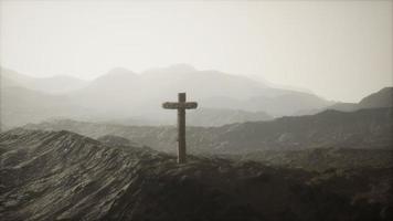 cruz crucifijo de madera en la montaña foto