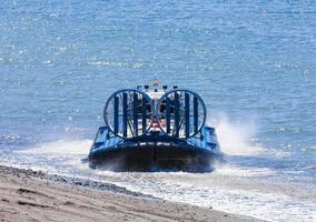 el aerodeslizador en el océano pacífico en la península de kamchatka foto