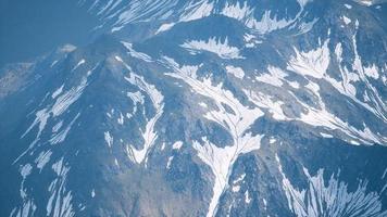 vista aérea paisaje de montañas cubiertas de nieve foto