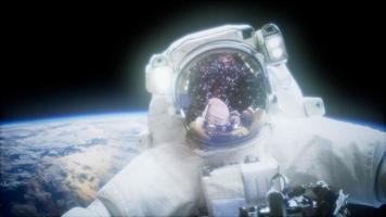 astronauta en la caminata espacial. elementos de esta imagen proporcionados por la nasa foto