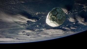 viejo balón de fútbol en el espacio en órbita terrestre foto