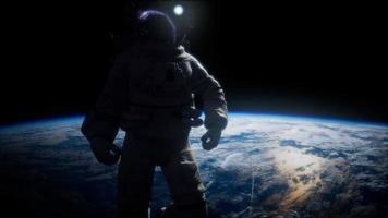 astronauta en el espacio ultraterrestre contra el telón de fondo del planeta tierra foto